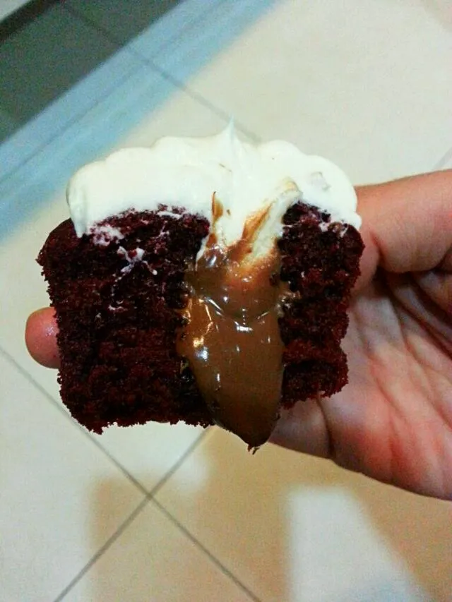 Snapdishの料理写真:red velvet with nuttella filling and creamcheese frosting|suriatiさん