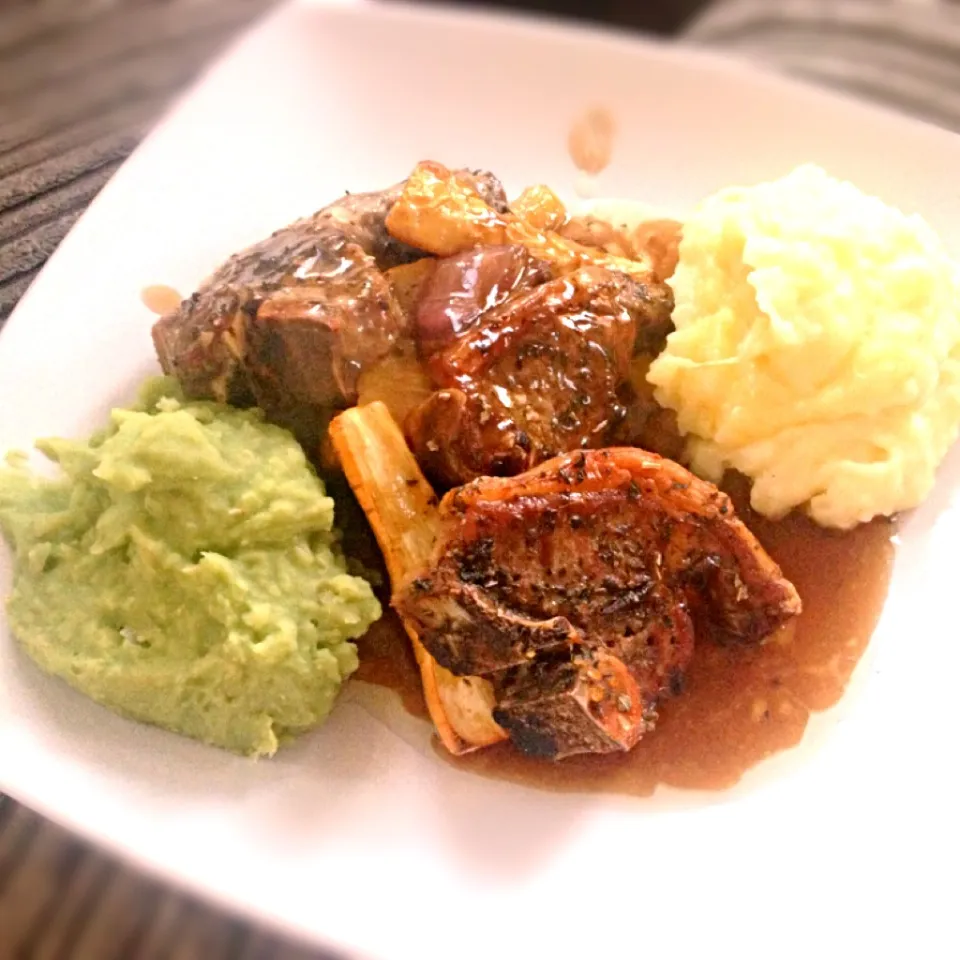 Minted lamb chops roasted with honey parsnips, with a side of creamed cheese mashed potatoe and mushy peas.|Hannahさん