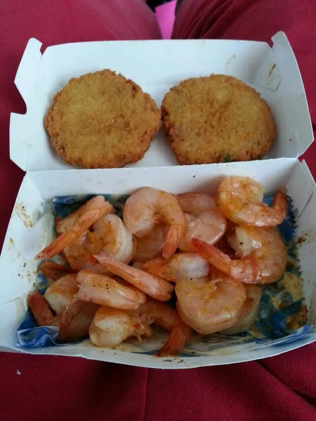 15 piece steamed shrimp and 2 crab cakes from Captain D's! #yummy|ChaNita Groomesさん