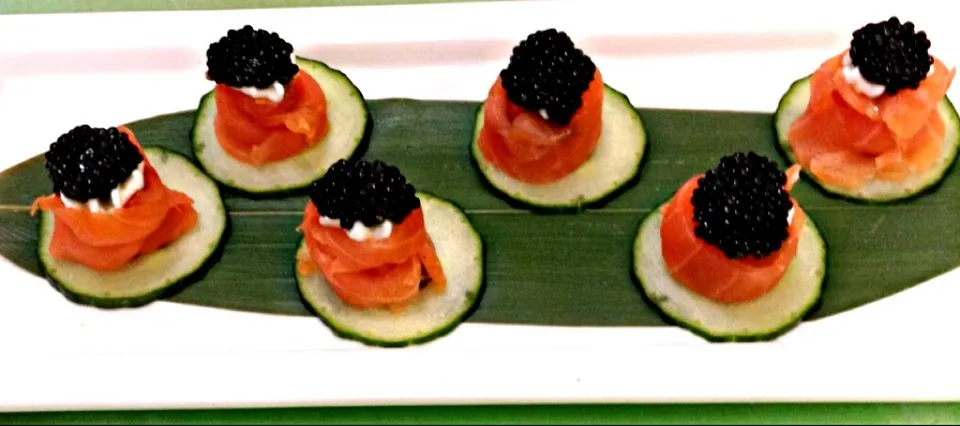 Smoked Salmon Rosettes w/Caviar|Milka Papricaさん