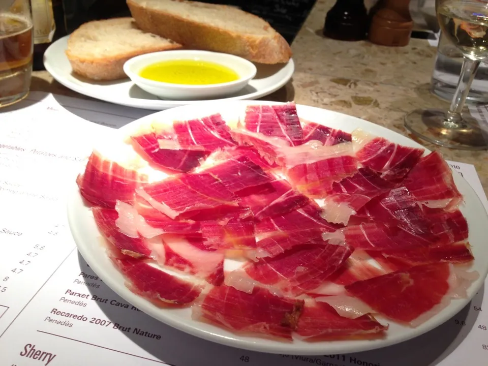 Jamon at Barrafina provides stylish surroundings in which to enjoy great Spanish tapas, wines and sherries at a reasonable price – as inspired by Sam and Eddie’|sengkitさん