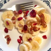 Bananas with dried pecans and cranberries|kanksha peddiさん