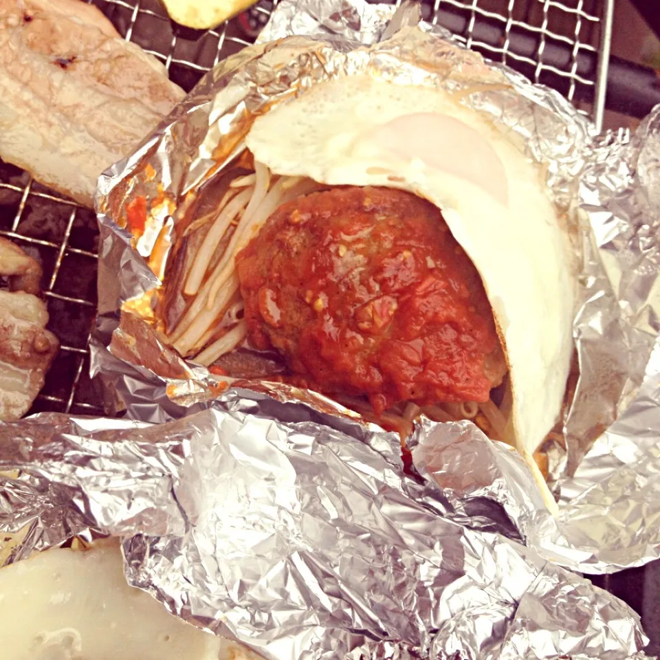 Snapdishの料理写真:BBQのお供に トマトソースのハンバーグホイル焼き|ひさよさん