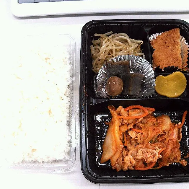 会社近くのお弁当屋さん　豚キムチ弁当　300円|伊万里さん