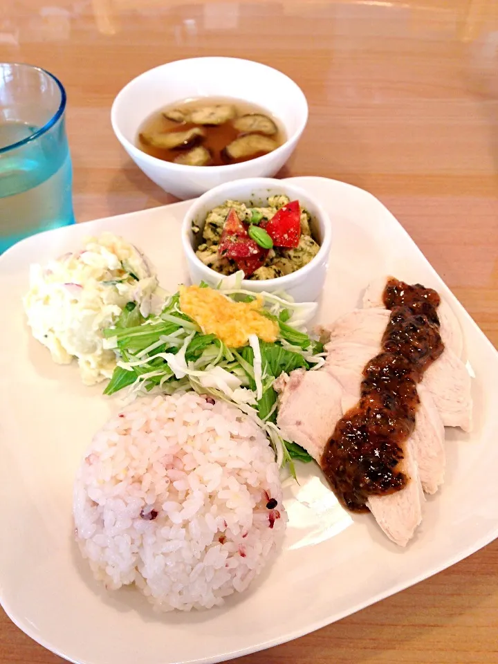 Snapdishの料理写真:汐カフェお肉プレート:ゆで鶏の梅味噌だれ、ポテトサラダ、豆腐とトマトのバジル和え、なすのお味噌汁|ponnaoさん