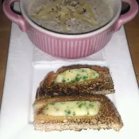 Snapdishの料理写真:Mushroom Soup with garlic breads|Si Yingさん