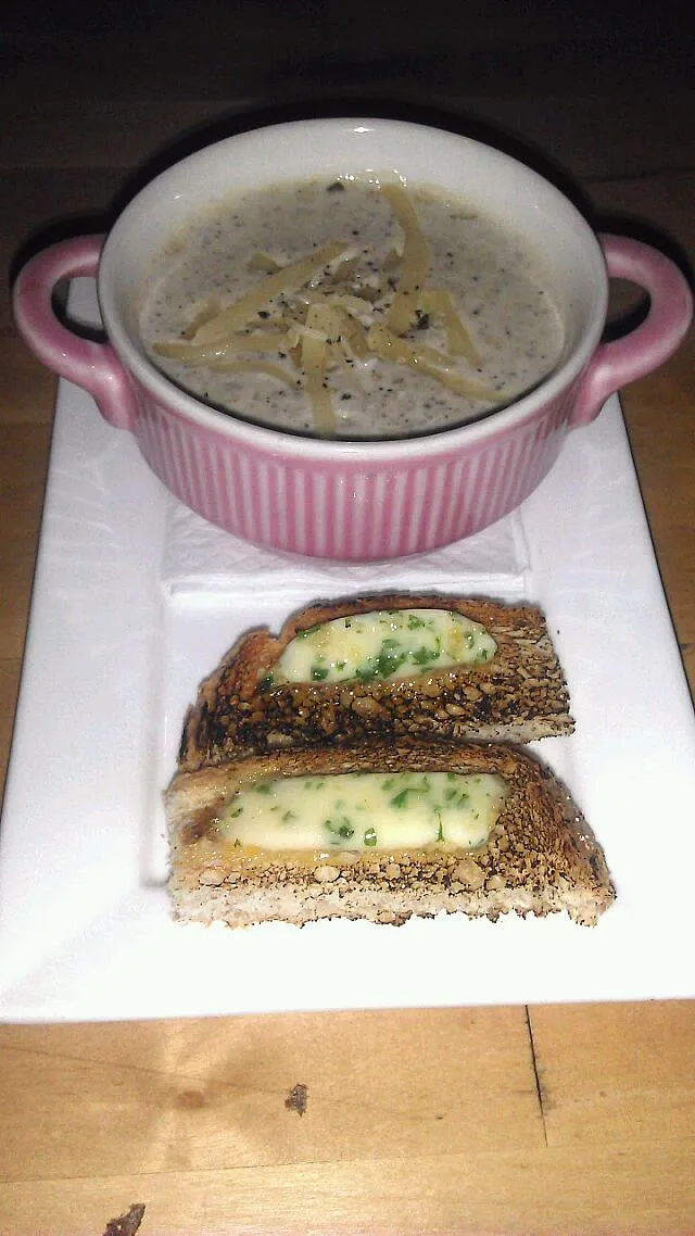 Snapdishの料理写真:Mushroom Soup with garlic breads|Si Yingさん