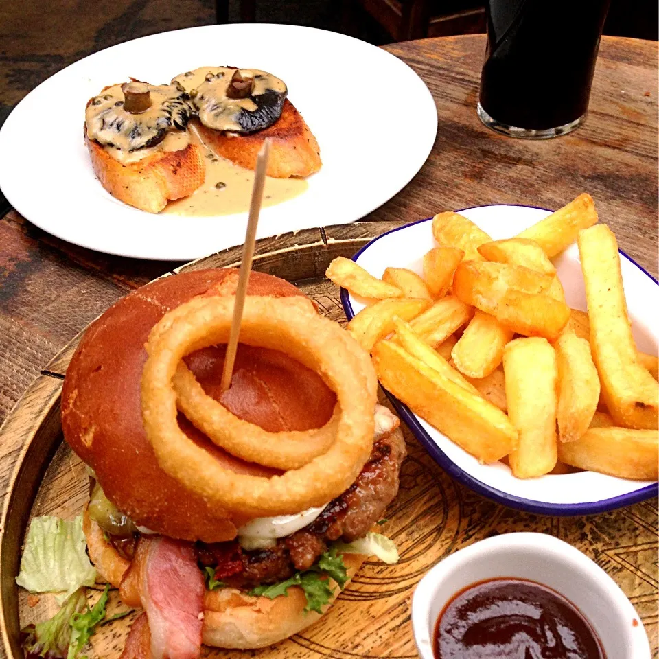 BLT burger and chips & Roasted mushroom on toast|sweeettooothさん