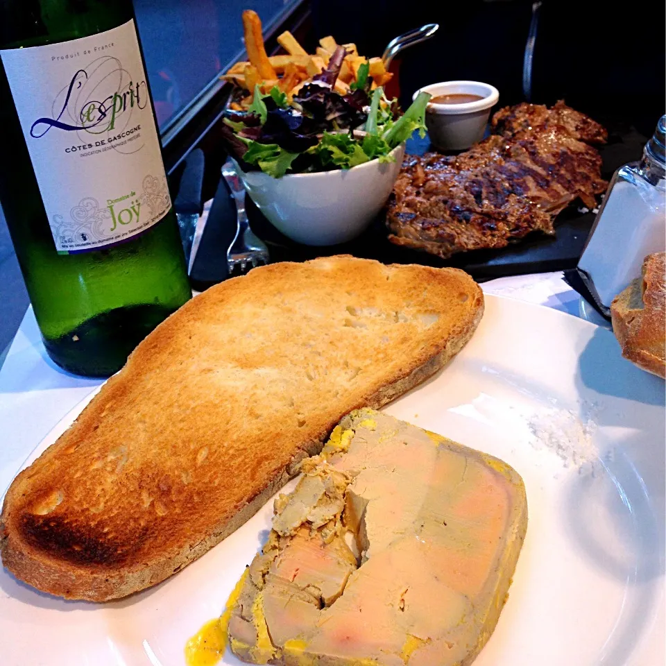 Snapdishの料理写真:Foie gras with toast & Roasted steak & White wine|sweeettooothさん