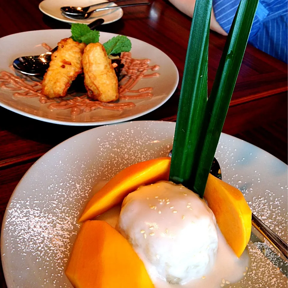 Mango with sticky rice & Chocolate brownie with deep-fried bananas|sweeettooothさん