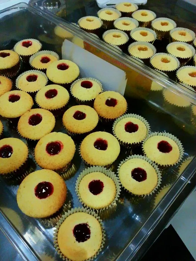 Snapdishの料理写真:vanilla cupcakes with peach and strawberry fillings.|suriatiさん