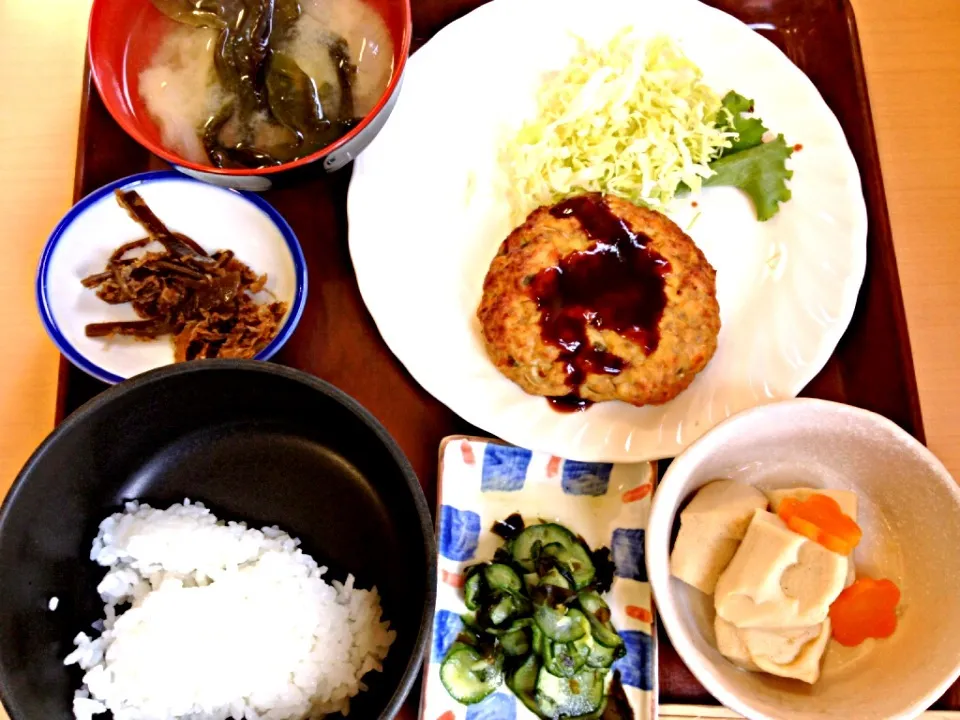 喫茶ふれあいの日替わり定食。豆腐ハンバーグやった。糖質のごはん、一口食べた。美味しかった(^ ^)|ハルさん