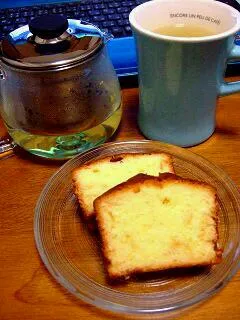 オレンジピール入りパウンドケーキと緑茶|すーさん