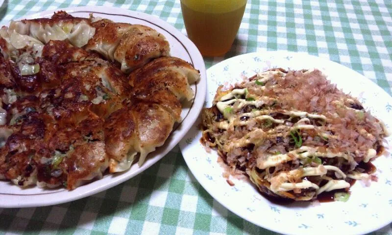 Snapdishの料理写真:かた焼きそばお好み風(いかげそ･天かす･青ねぎ･鰹節･卵)、焼餃子(豚挽肉･にら･新生姜･きゃべつ)|まあるさん