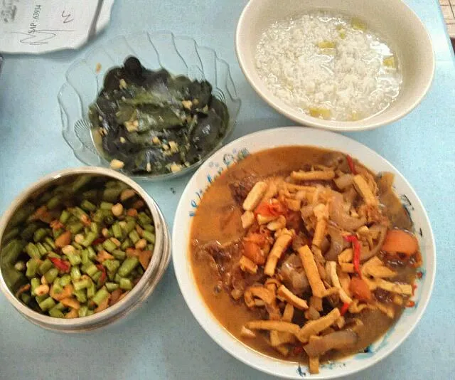 Snapdishの料理写真:潮州粥，清炒田七叶，小菜豆角萝卜干炒花生和焖豆酱鱼|chow yin huiさん