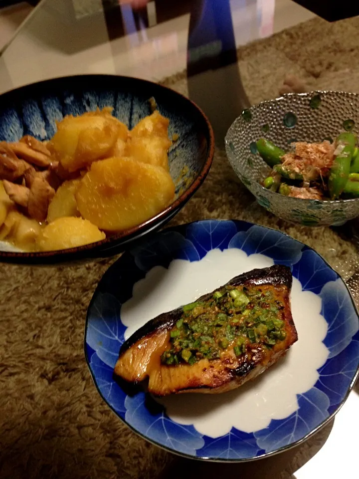 ぶりのねぎ焼き、鶏肉とじゃがの粉ふき煮、スナップえんどうのあえもの|やっちゃんさん