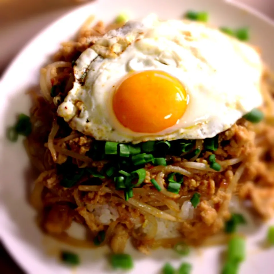 naruさんのもやしと挽肉のピリ辛味噌炒めご飯♪|shioriさん