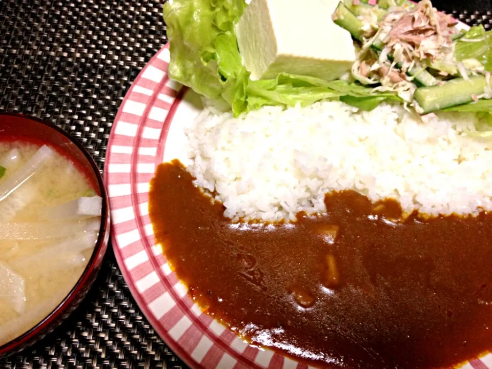 #夕飯 One-Plate Dish、日本語でゆうと「全部のせ！」。白米にレタスにツナサラダに豆腐にカレー。そして大根味噌汁。|ms903さん