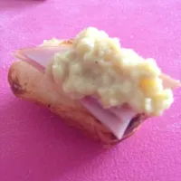 Homemade croissant with honey baked ham and scrambled egg|ericaさん