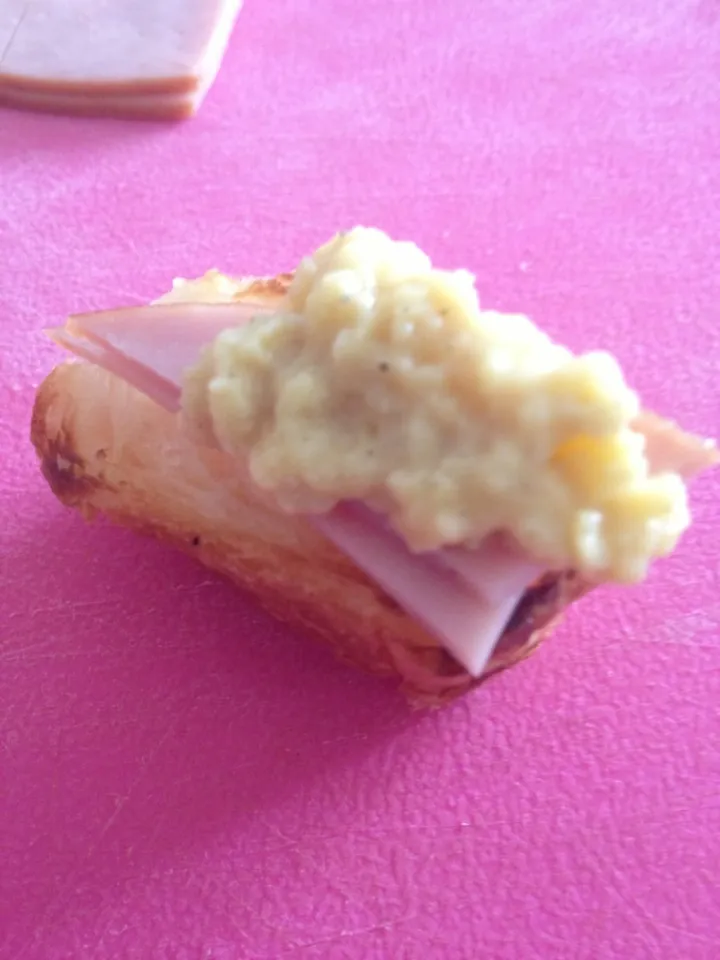 Snapdishの料理写真:Homemade croissant with honey baked ham and scrambled egg|ericaさん