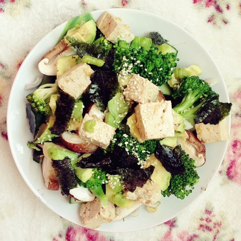 Black rice salad with broccoli, shiitake, cucumber, pea sprouts, avocado, tofu, snap peas, nori and sesame seeds|Rianneさん