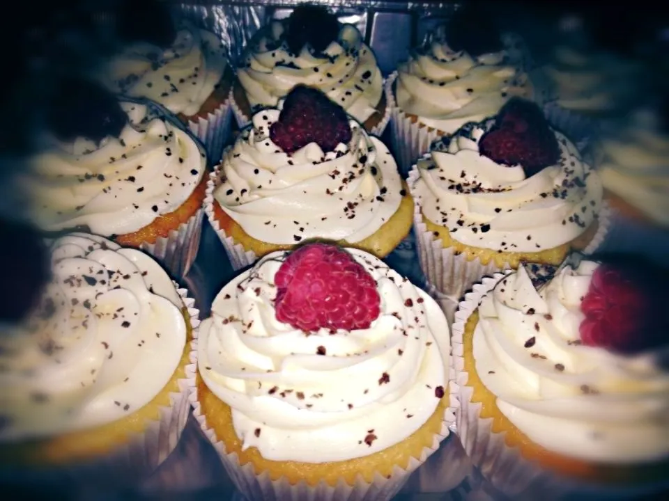 Vanilla cream & raspberry cupcakes|mya comstockさん