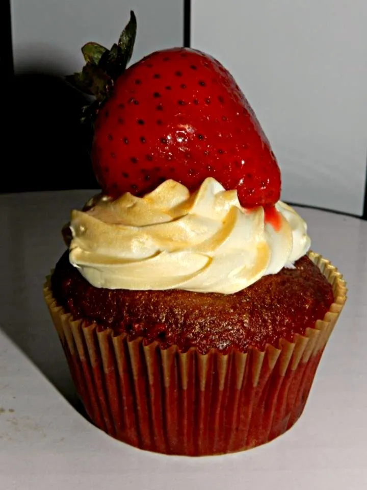 Red velvet cream cheese & strawberry cupcake|mya comstockさん