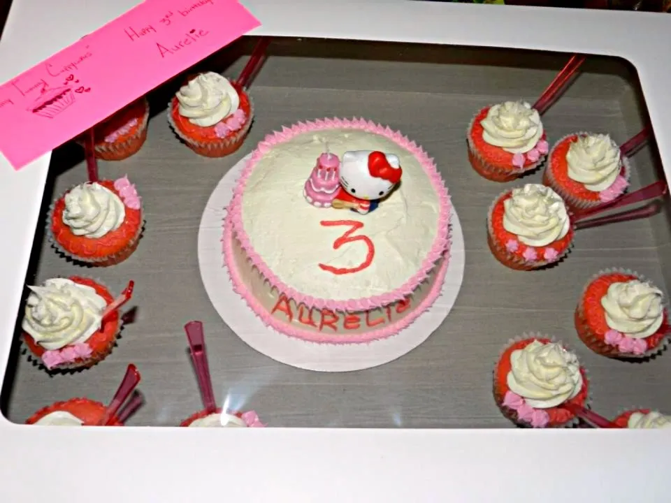 HK Strawberry fizz &cream cheese cake N cupcakes|mya comstockさん