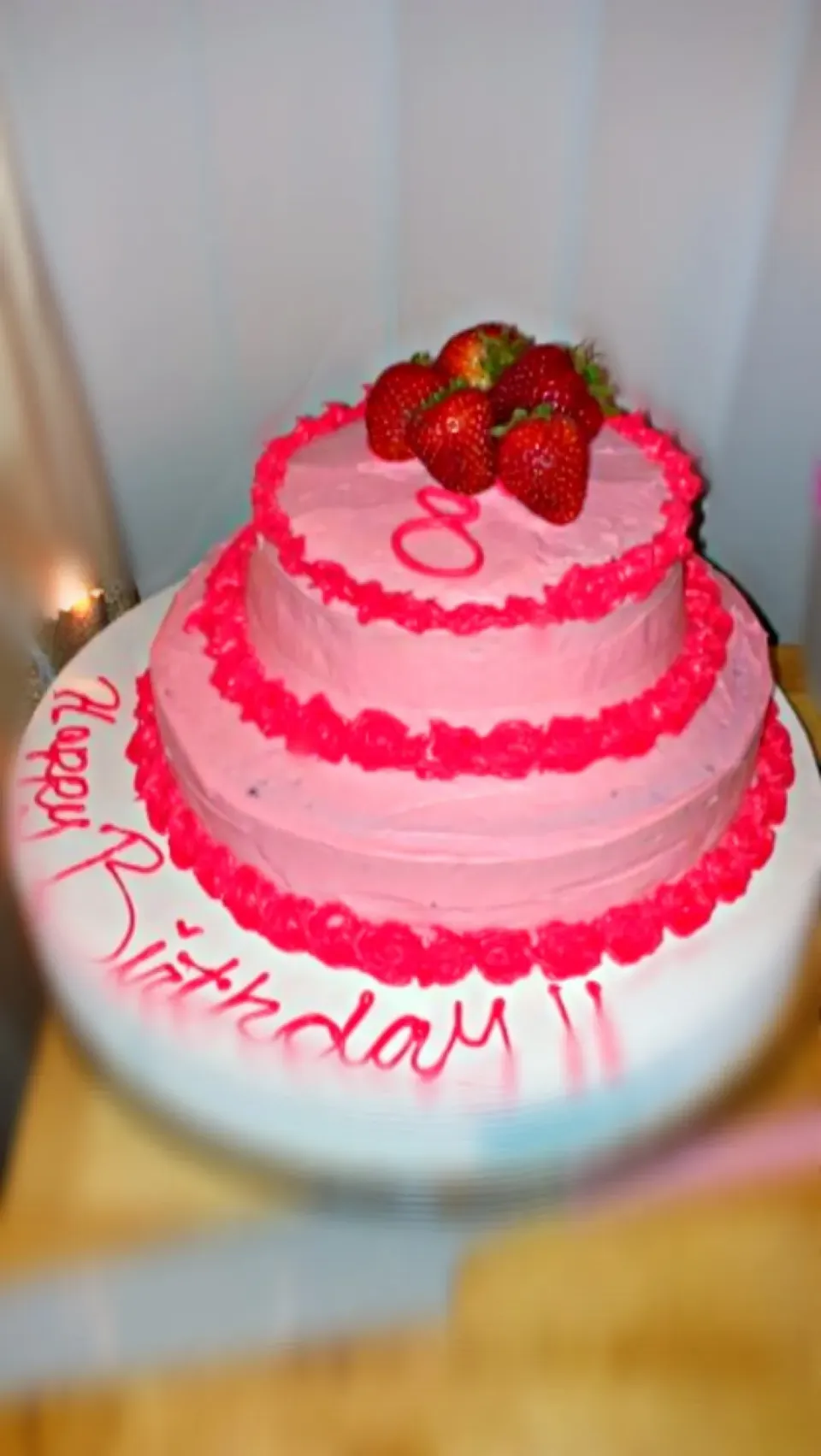 Strawberry cake! Layered with fresh strawberries and cream cheese frosted and topped with strawberries .|mya comstockさん