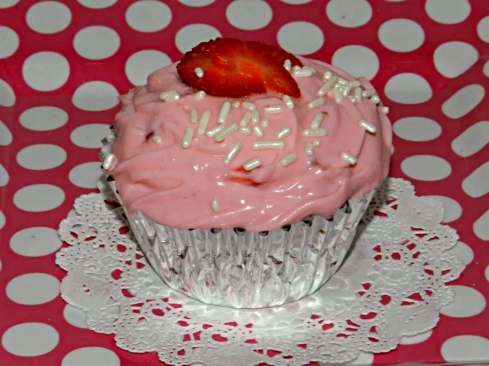 Delicious cream cheese & strawberry cupcake|mya comstockさん