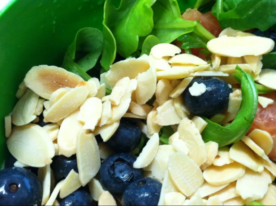 Grapefruit, Blueberries, Almond Salad|boo yaさん