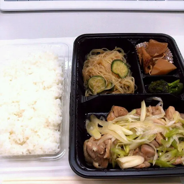 会社近くのお弁当屋さん　ネギ鶏モモ弁当300円|伊万里さん