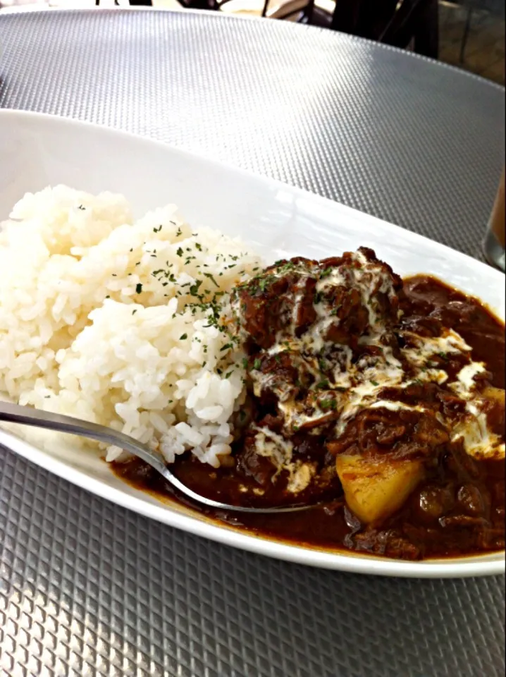 お昼ご飯は牛すじカレーをいただきました。暑い！|abe yoshiroさん