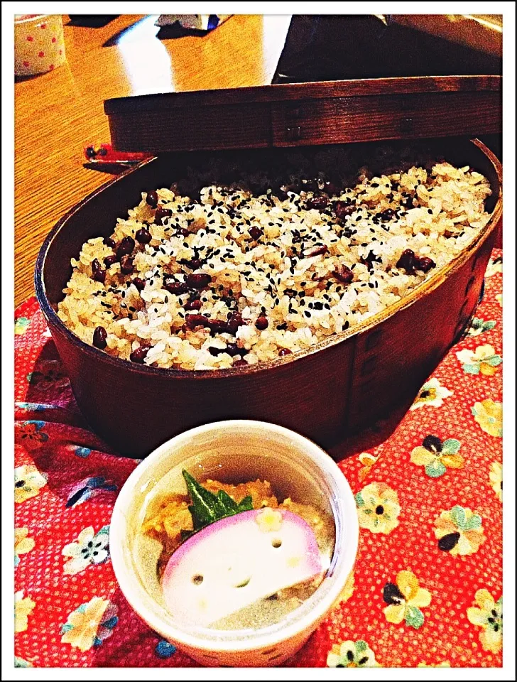 ミホりんから  生カマコさんもらったぁ  息子君の特大お弁当箱にお赤飯まで作って来てくれて〜|のんさん