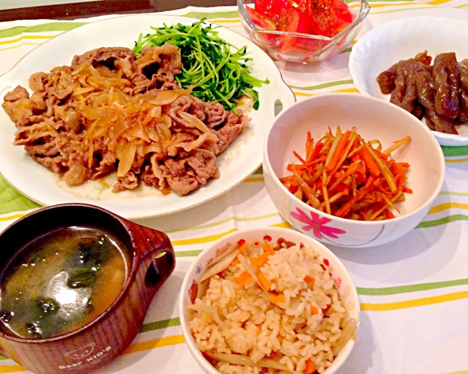 牛肉とたまねぎの照り焼き味、きんぴら、ごぼうにんじん、油揚げの炊きこみごはん、豆苗にんにく炒め！夕飯でーす|めりりんさん