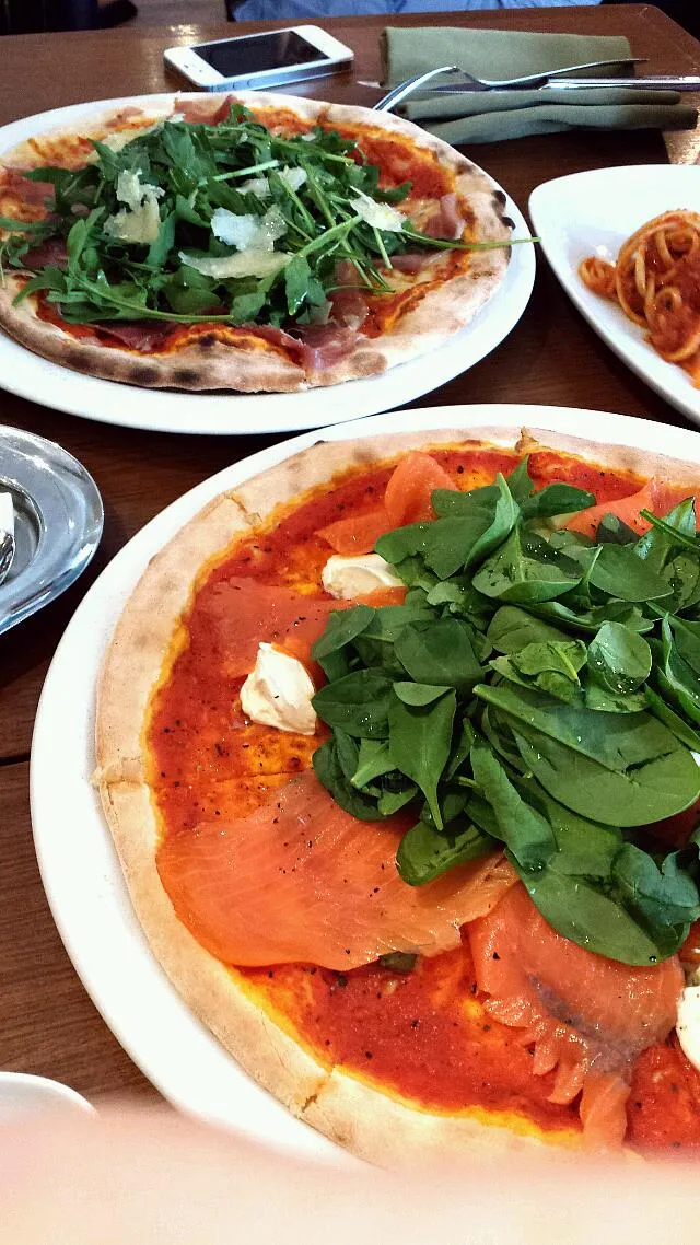 Smoked salmon with Mascarpone cheese pizza n Parma ham with mozzarella cheese pizza|genさん