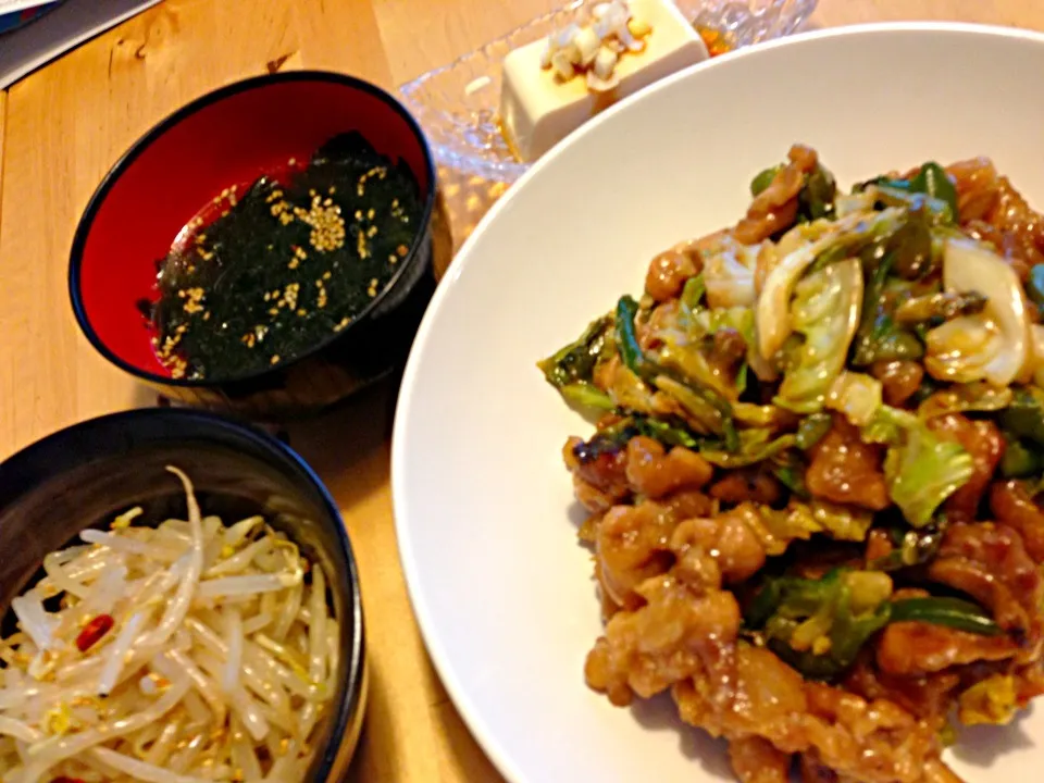 Snapdishの料理写真:回鍋肉ともやしナムルとわかめスープと冷奴な夕食|naoさん