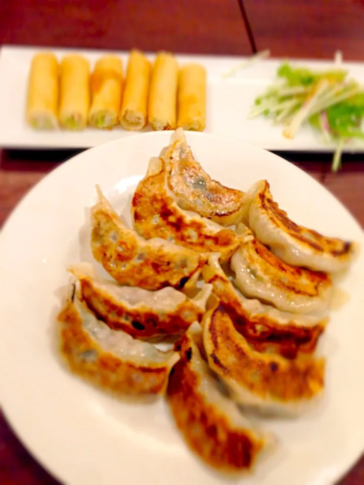 Snapdishの料理写真:Fried pork dumplings&Seafood spring rolls🍻焼餃子&海鮮春巻き|🌈Ami🍻さん