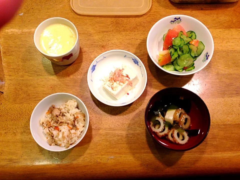 混ぜ御飯，茶碗蒸し，わかめスープ，豆腐，キュウリとトマトのサラダ|木山りほなさん