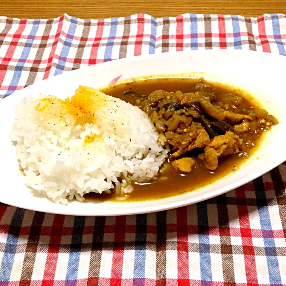 【今夜のウチご飯】チキンとナスのスープカレー。ルーを使わずにブイヨンとカレー粉だけで仕上げた…んだと思われます。あっさりしているようでコクはしっかりしていてうまうま〜。夏カレーでおつかれ〜(^-^)/|takuya KAWANOさん