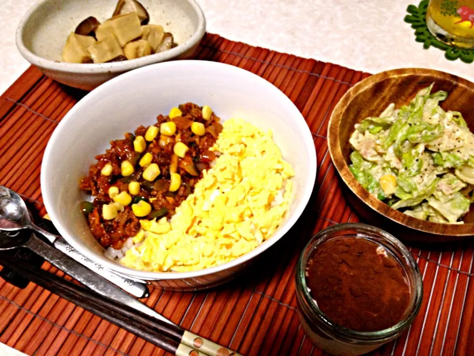 Snapdishの料理写真:怠け者の混ぜ混ぜオムライス🍴と高野豆腐の煮物、マカロニサラダ😋|みきぴょん♪さん