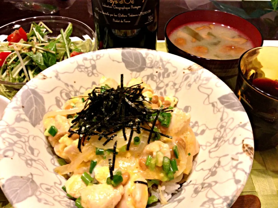 Snapdishの料理写真:最近リクエスト殺到の納豆親子丼……サラダと味噌汁とちょこっとだけ（タブン）赤ワイン|gintanさん