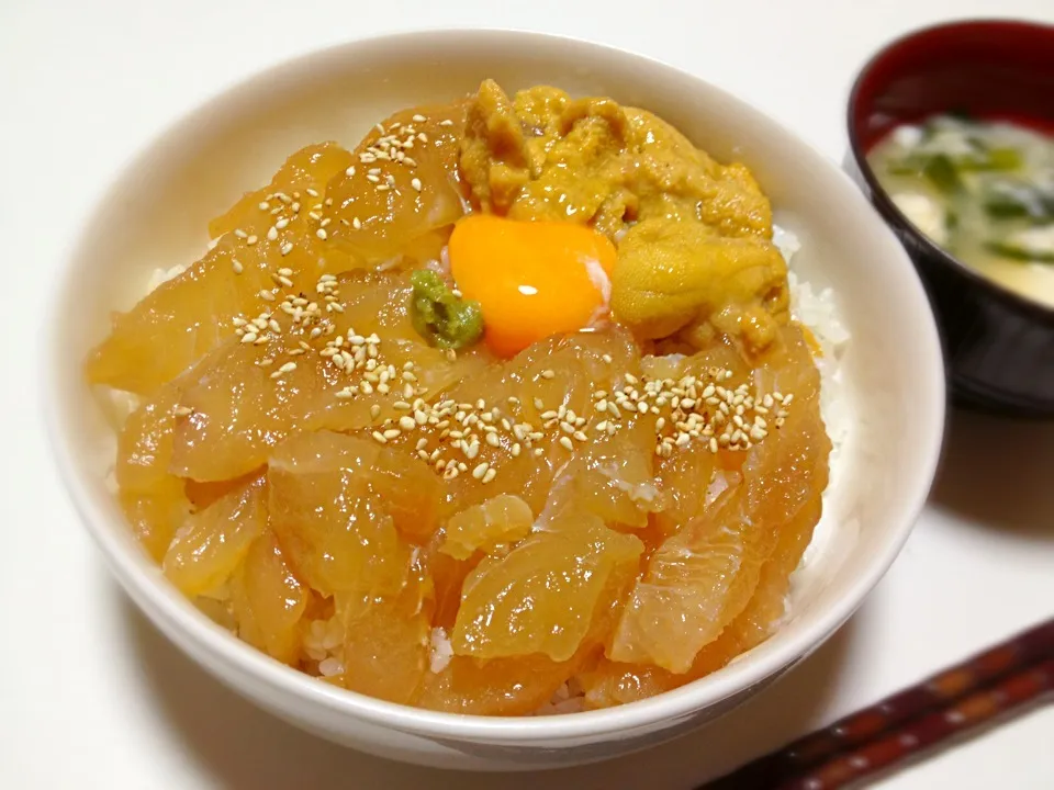 ヒラメのヅケ丼。うに添え。|凛さん