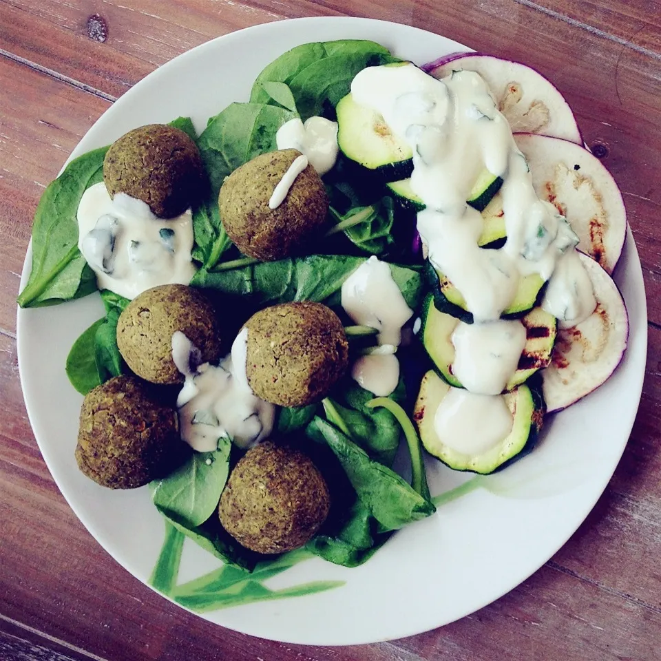 Pistachio mint falafel on spinach with grilled eggplant and zucchini on the side with a mint soy yogurt sauce|Rianneさん