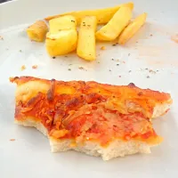 Left over pizza and chips.|dani powneyさん