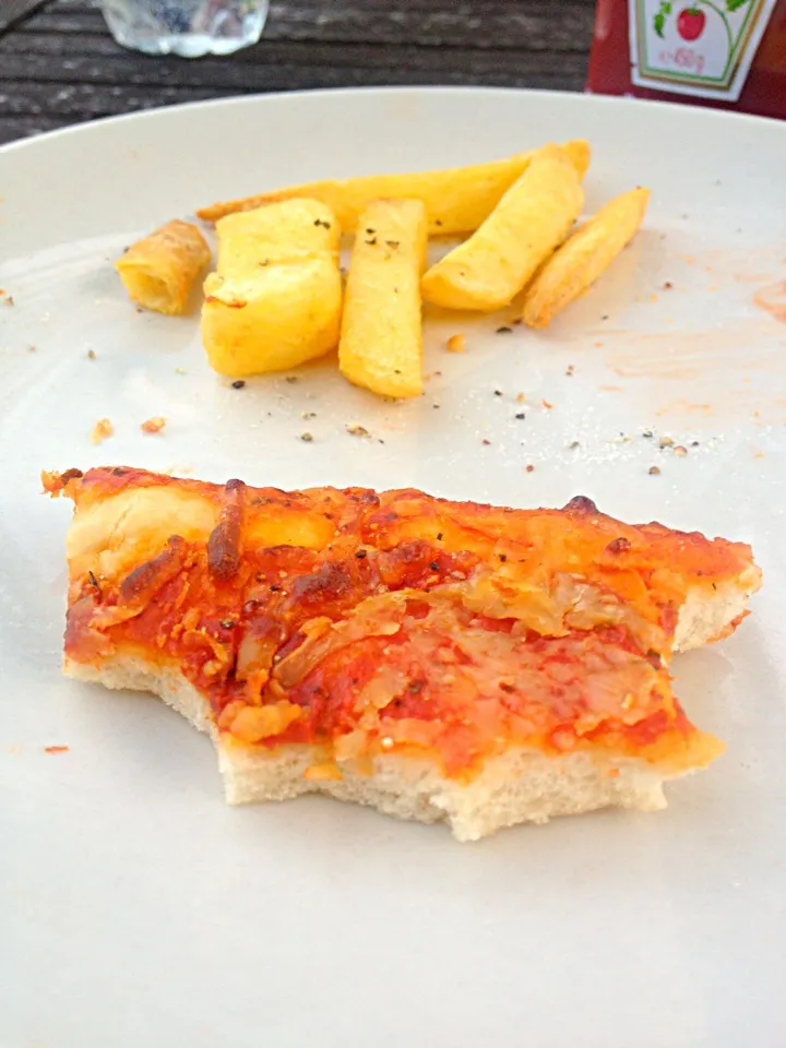 Left over pizza and chips.|dani powneyさん