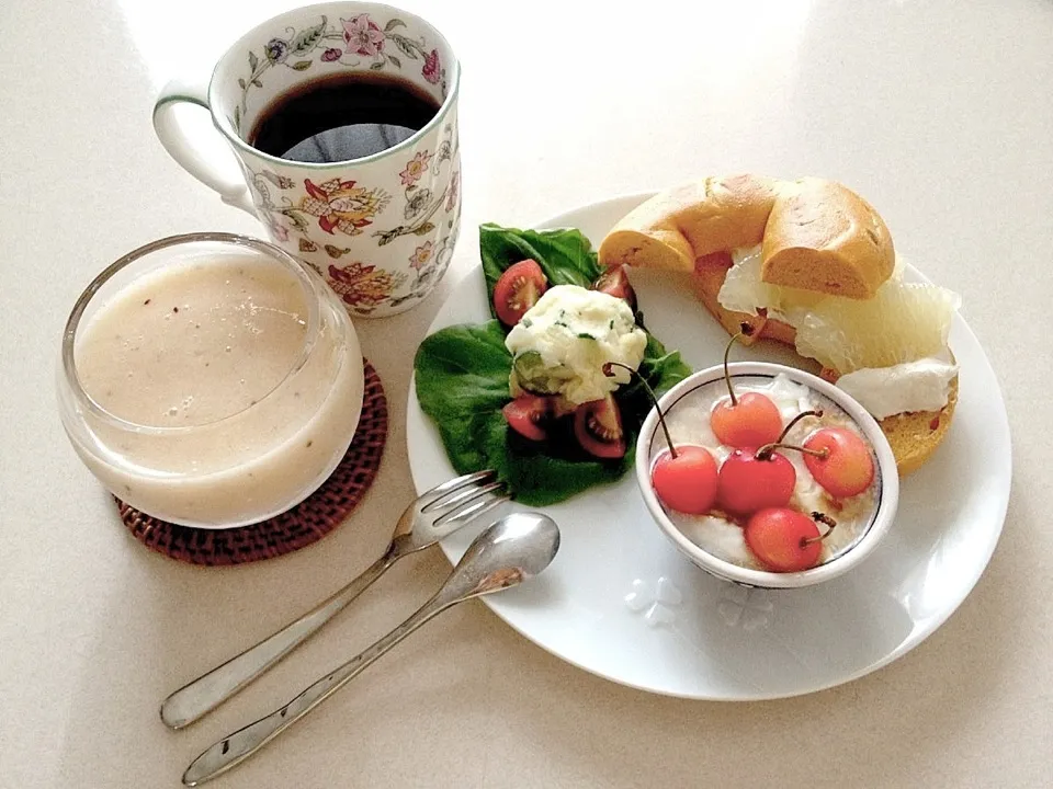 ベーグルでフルーツな朝食|みっちぃさん