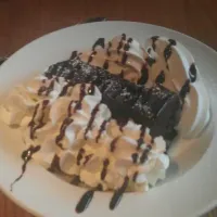 Warm chocolate fudge brownie with cream and ice cream|Sophie Hughesさん