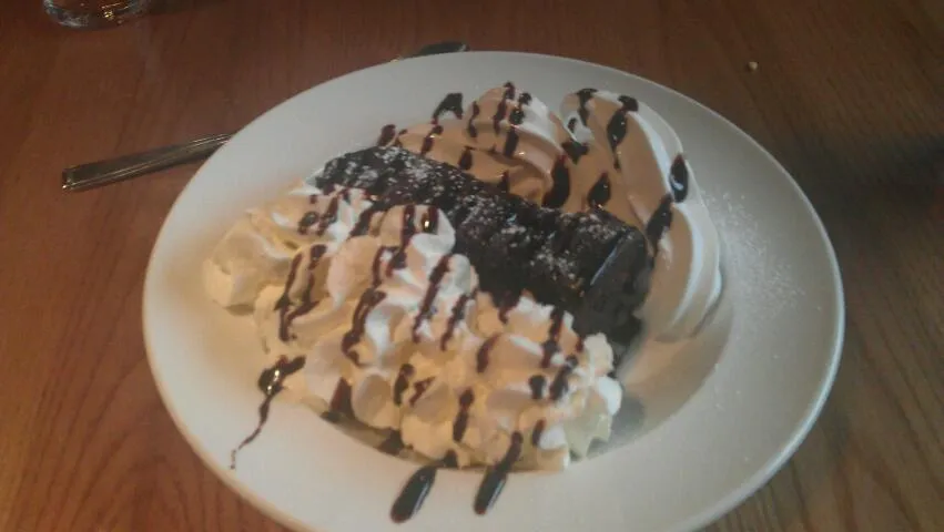 Warm chocolate fudge brownie with cream and ice cream|Sophie Hughesさん