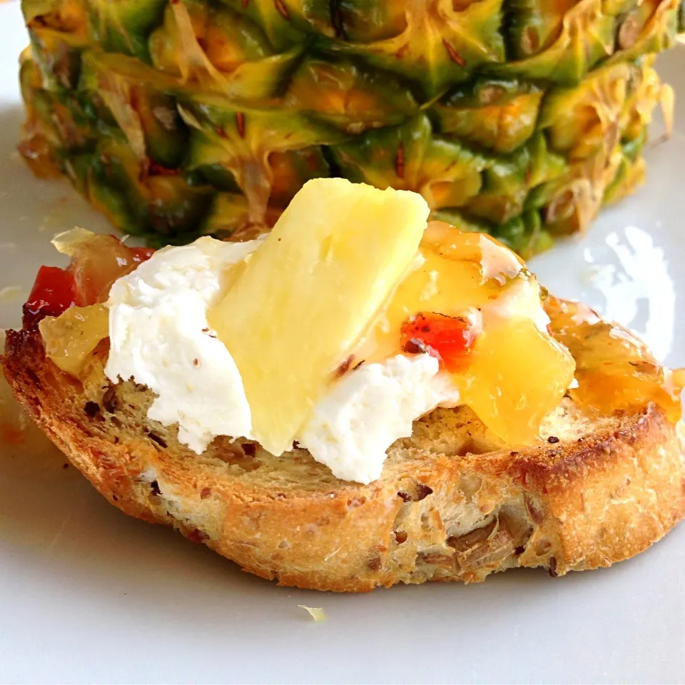 Whipped Cream Cheese Bruschetta with Roasted Pineapple & Habanero Sauce|lindsay robesonさん